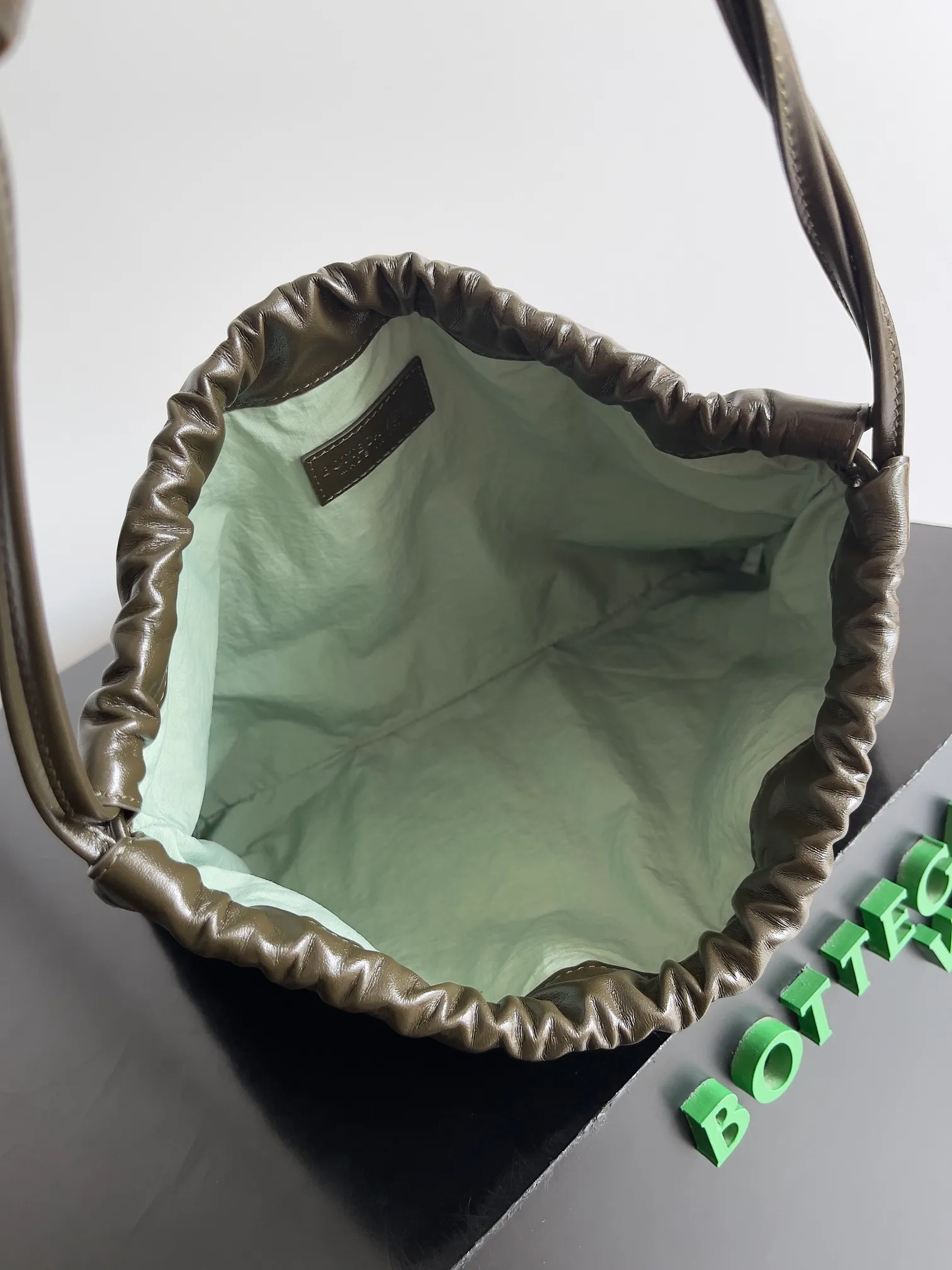 Batch 1560 Armpit bags have become a fashionable item that every girl has in their hands in recent years🛍️. The elegant and simple style has won the love of many people of different ages. However, there is an unavoidable trouble with armpit bags, that is, the capacity is too small, and BOTTEGA VENETA’s new Dustbag Considering people's travel needs, the capacity of garbage bags has been greatly upgraded. Folding umbrellas, water cups, and girls' makeup powder and lipstick can all be accommodated. It is very light and resistant to dirt. Even if you have a lot of things when traveling, it can reduce the burden to a certain extent. The shoulder straps are buckled and can be changed at will. It can be used for hand holding or as the liner of a large bag. After the drawstring is drawn, it looks like a cloud bag. It is very suitable for concave styling when traveling in summer🙋🏻‍♀️ Style number: 796728 Size: 32*23*1cm